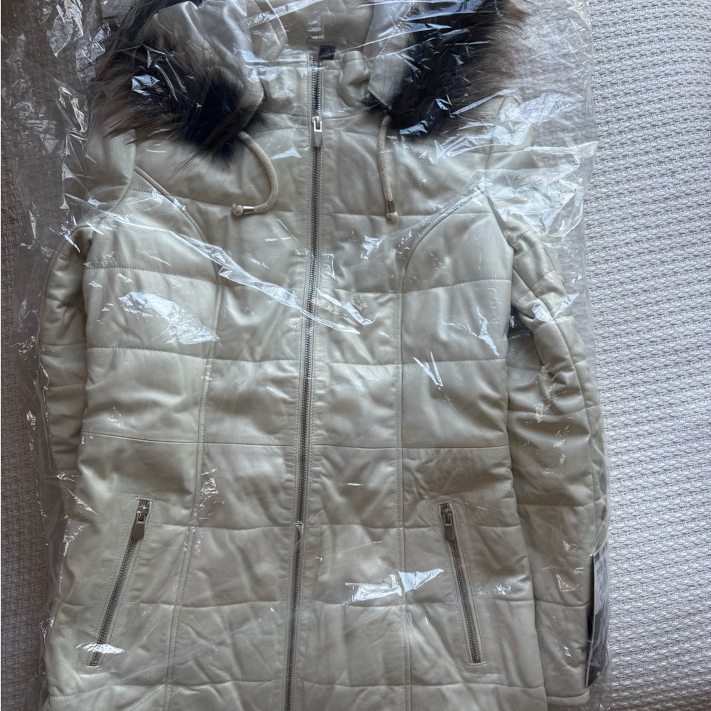 Elegant Cream Quilted Coat with Sheepskin Fur Trim - Picture 4 of 7